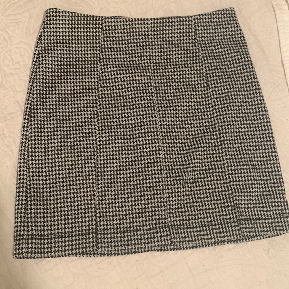 Jolt houndstooth pattern mini skirt, zipper, stretchy extra small worn once